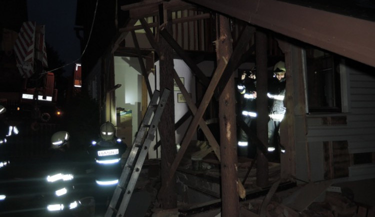 Jeřáb se z ničeho nic rozjel. Zastavil se až o rodinný dům