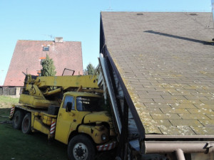 Jeřáb se z ničeho nic rozjel. Zastavil se až o rodinný dům