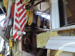 Jeřáb se z ničeho nic rozjel. Zastavil se až o rodinný dům