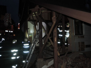 Jeřáb se z ničeho nic rozjel. Zastavil se až o rodinný dům