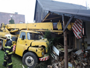 Jeřáb se z ničeho nic rozjel. Zastavil se až o rodinný dům