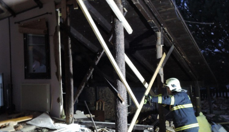 Jeřáb se z ničeho nic rozjel. Zastavil se až o rodinný dům