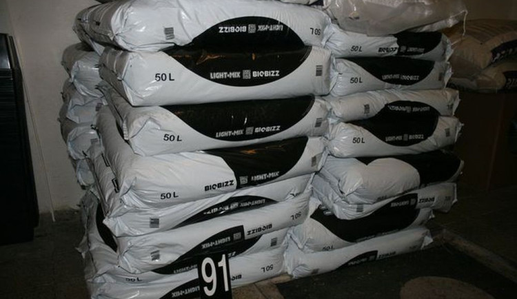 Policie odhalila obří pěstírnu konopí ve Stráži pod Ralskem