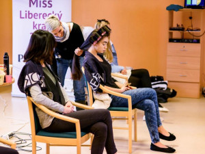 Během oficiálního focení si finalistky vylosovaly svá čísla