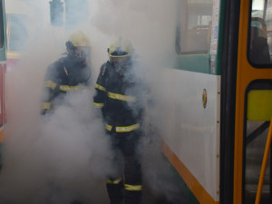 Cvičný požár ve vozovně dopravního podniku v Liberci