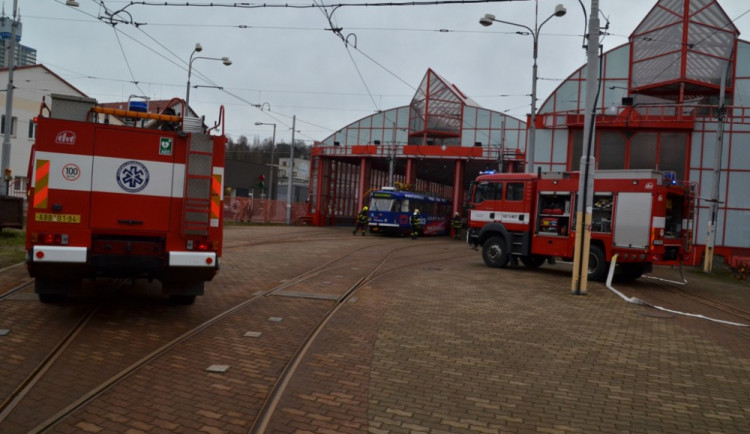 Cvičný požár ve vozovně dopravního podniku v Liberci