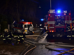 Požár po nehodě auta ve Strakonické ulici