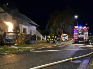 Požár po nehodě auta ve Strakonické ulici
