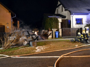 Požár po nehodě auta ve Strakonické ulici