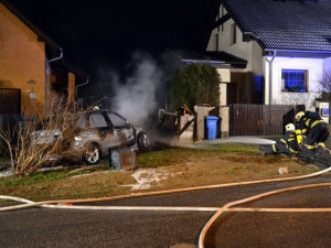 Požár po nehodě auta ve Strakonické ulici