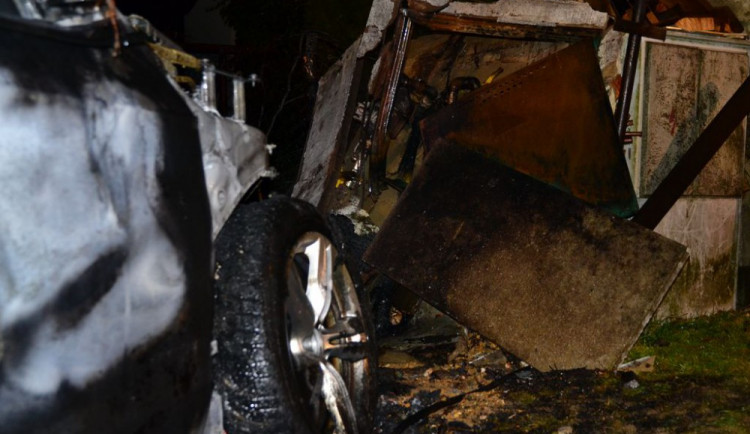 Požár po nehodě auta ve Strakonické ulici