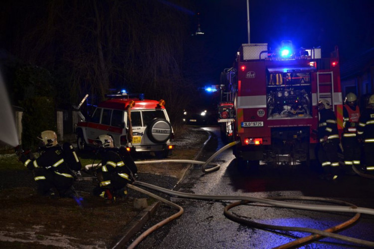 Požár po nehodě auta ve Strakonické ulici