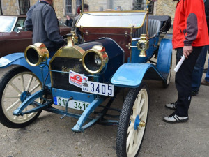 Setkání amerických automobilových veteránů na Sychrově