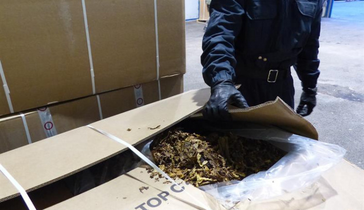 Liberečtí celníci zadrželi dva běloruské kamiony napěchované desítkami tun nezdaněného tabáku