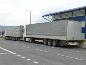 Liberečtí celníci zadrželi dva běloruské kamiony napěchované desítkami tun nezdaněného tabáku