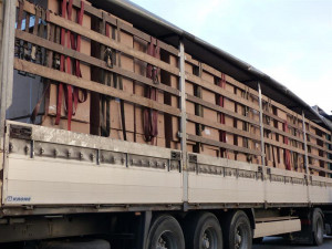 Liberečtí celníci zadrželi dva běloruské kamiony napěchované desítkami tun nezdaněného tabáku