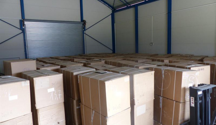 Liberečtí celníci zadrželi dva běloruské kamiony napěchované desítkami tun nezdaněného tabáku