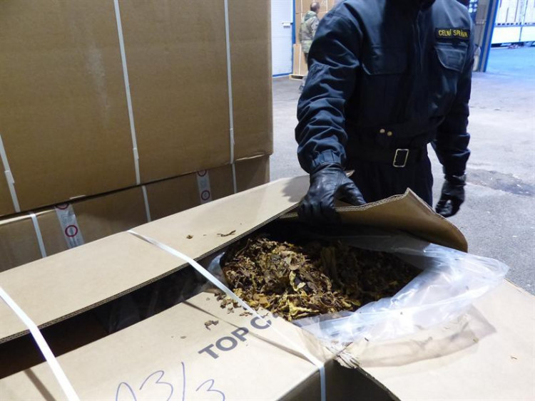Liberečtí celníci zadrželi dva běloruské kamiony napěchované desítkami tun nezdaněného tabáku