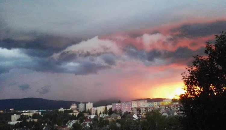 Nedělní obloha nad Libercem