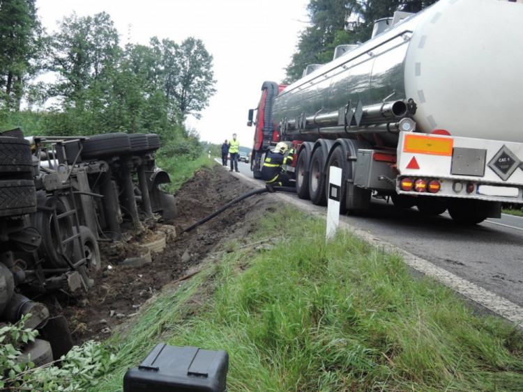 Silnici na Frýdlantsku už neblokuje převrácený kamion