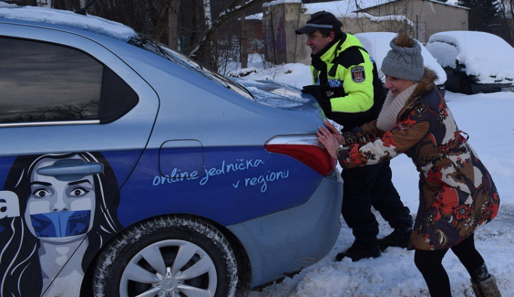 Liberecká Drbna rozvezla lidem bez domova teplou polévku a oblečení od vás