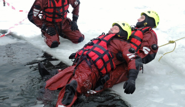 Cvičení hasičů na probořeném ledě