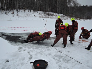 Cvičení hasičů na probořeném ledě