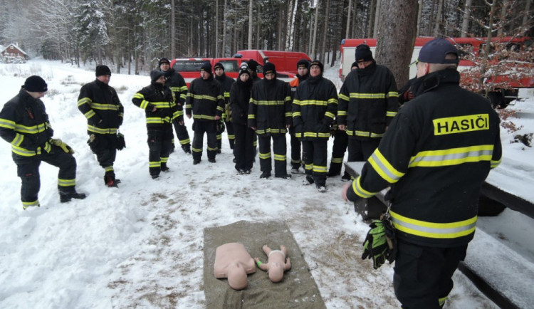 Cvičení hasičů na probořeném ledě