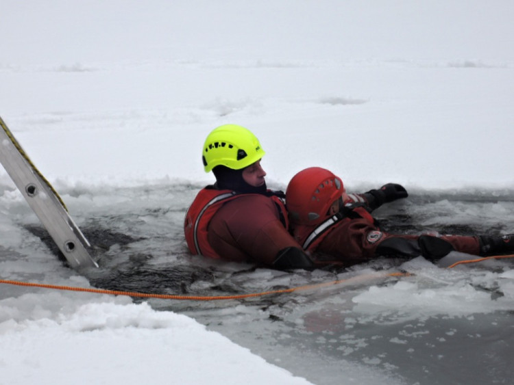 Cvičení hasičů na probořeném ledě