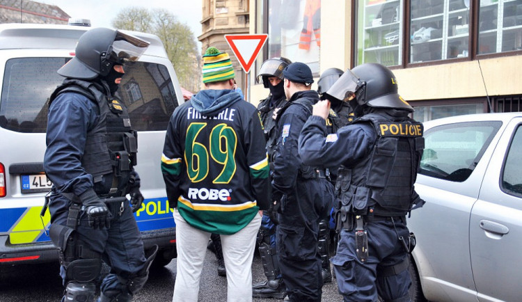 Do Jablonce přijely na hokej stovky fanoušků Vsetínu