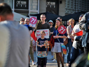 Lidé se sešli protestovat proti prezidentu Zemanovi a Andreji Babišovi