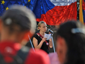 Lidé se sešli protestovat proti prezidentu Zemanovi a Andreji Babišovi
