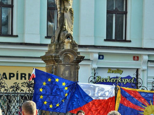 Lidé se sešli protestovat proti prezidentu Zemanovi a Andreji Babišovi