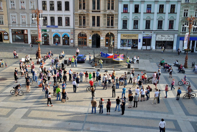 Lidé se sešli protestovat proti prezidentu Zemanovi a Andreji Babišovi