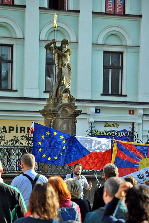Lidé se sešli protestovat proti prezidentu Zemanovi a Andreji Babišovi