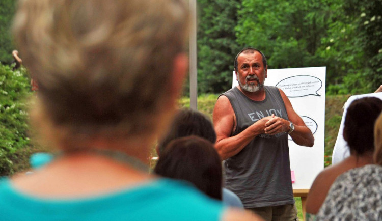 Lidé přišli na projednávání obnovy Lesního koupaliště