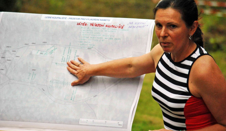 Lidé přišli na projednávání obnovy Lesního koupaliště