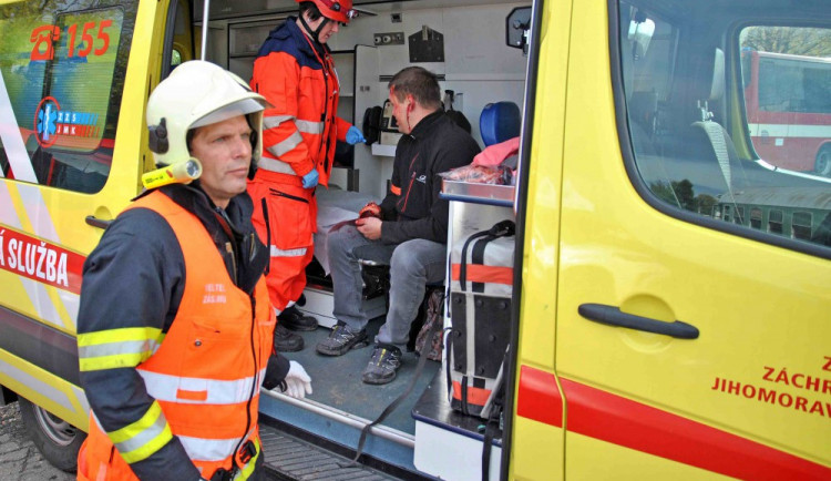 Cvičení hasičů: Srážka vlaku s mnoha zraněnými