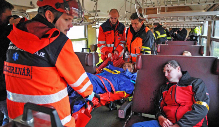 Cvičení hasičů: Srážka vlaku s mnoha zraněnými