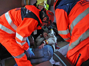 Cvičení hasičů: Srážka vlaku s mnoha zraněnými
