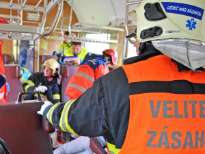Cvičení hasičů: Srážka vlaku s mnoha zraněnými