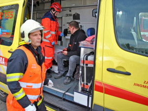 Cvičení hasičů: Srážka vlaku s mnoha zraněnými