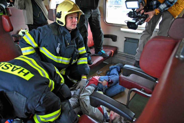 Cvičení hasičů: Srážka vlaku s mnoha zraněnými