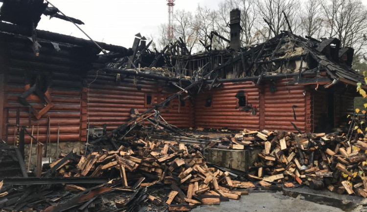 FOTO: Z koliby 4 Kameny zbylo jen ohořelé torzo. Škoda je 30 milionů, požár způsobily zase v komíně