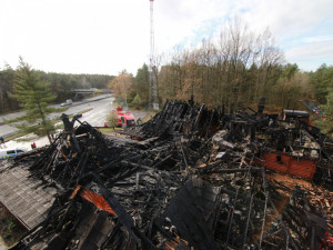 FOTO: Z koliby 4 Kameny zbylo jen ohořelé torzo. Škoda je 30 milionů, požár způsobily zase v komíně