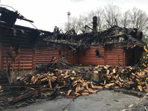 FOTO: Z koliby 4 Kameny zbylo jen ohořelé torzo. Škoda je 30 milionů, požár způsobily zase v komíně