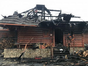 FOTO: Z koliby 4 Kameny zbylo jen ohořelé torzo. Škoda je 30 milionů, požár způsobily zase v komíně