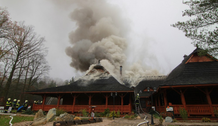 FOTO: Z koliby 4 Kameny zbylo jen ohořelé torzo. Škoda je 30 milionů, požár způsobily zase v komíně