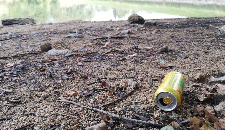 Odpadky u jablonecké přehrady