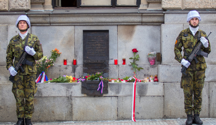 Pietní akt před libereckou radnicí